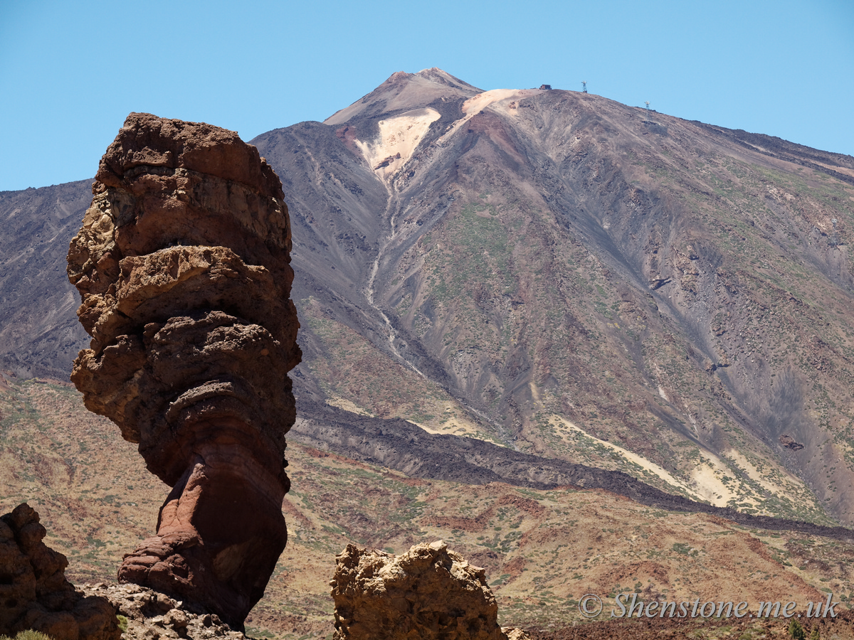 The famous "Big Pillar", or Cinchado, at the Roques de Garcia in front of Mount Teide